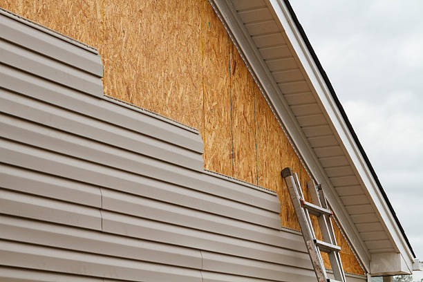 Professional Emergency Siding Repair technician working in North Springfield, VA